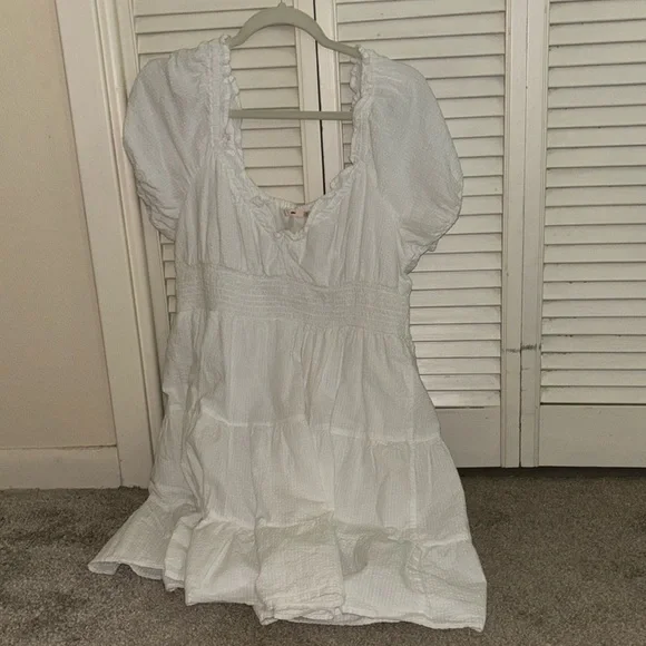 Dresses | White Flowy Dress Scrunched In The Middle With Semi Puffy Sleeves  With Lining | Poshmark